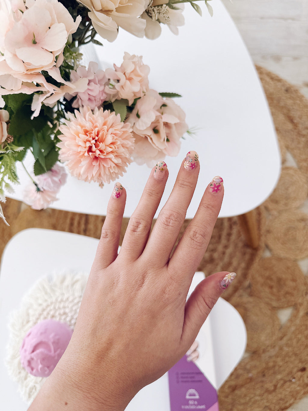 Spring Bloom semi-cured gel nail strips by MANITIME – detail 3