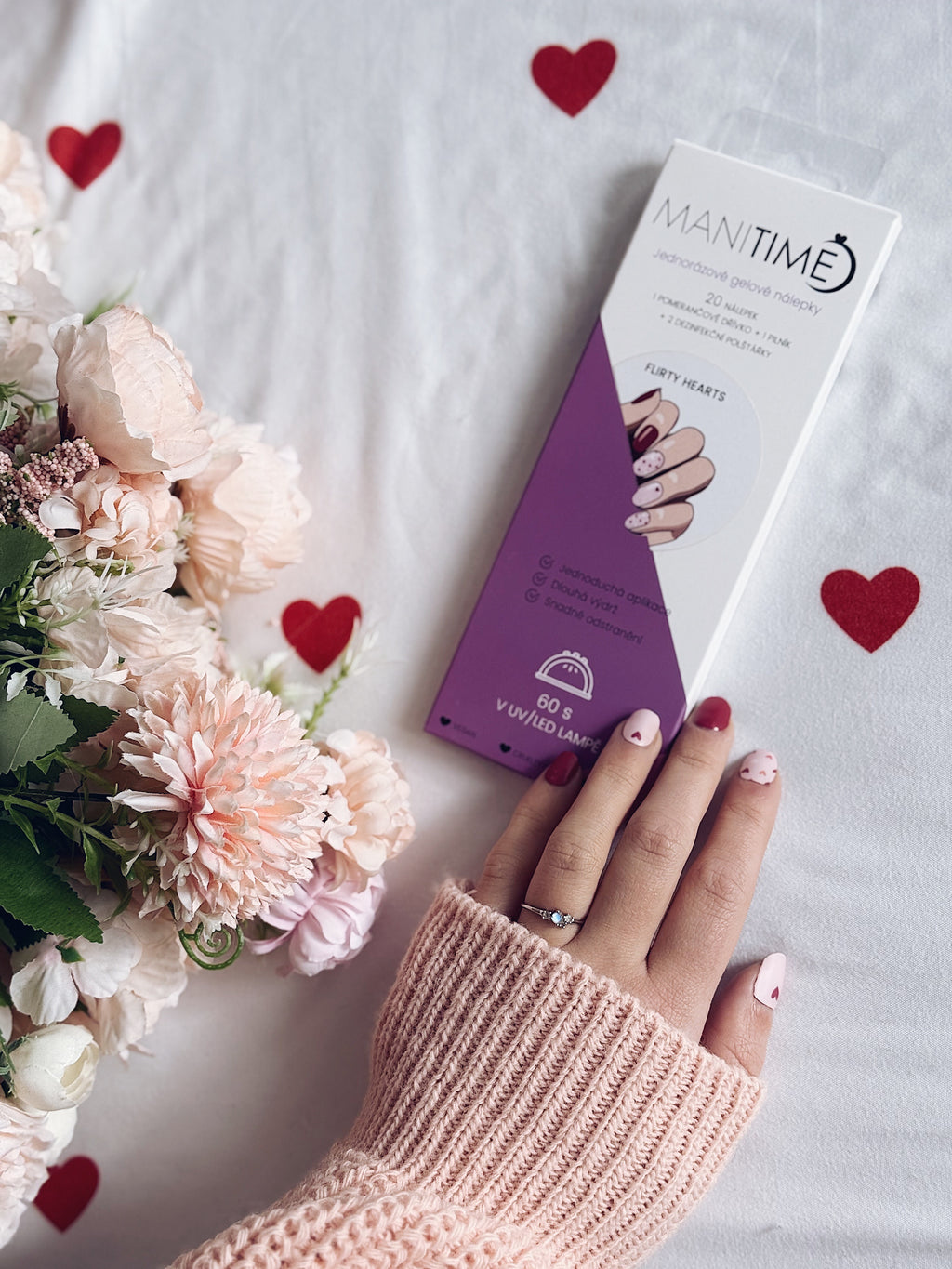 Flirty Hearts semi-cured gel nail strips by MANITIME – detail 3