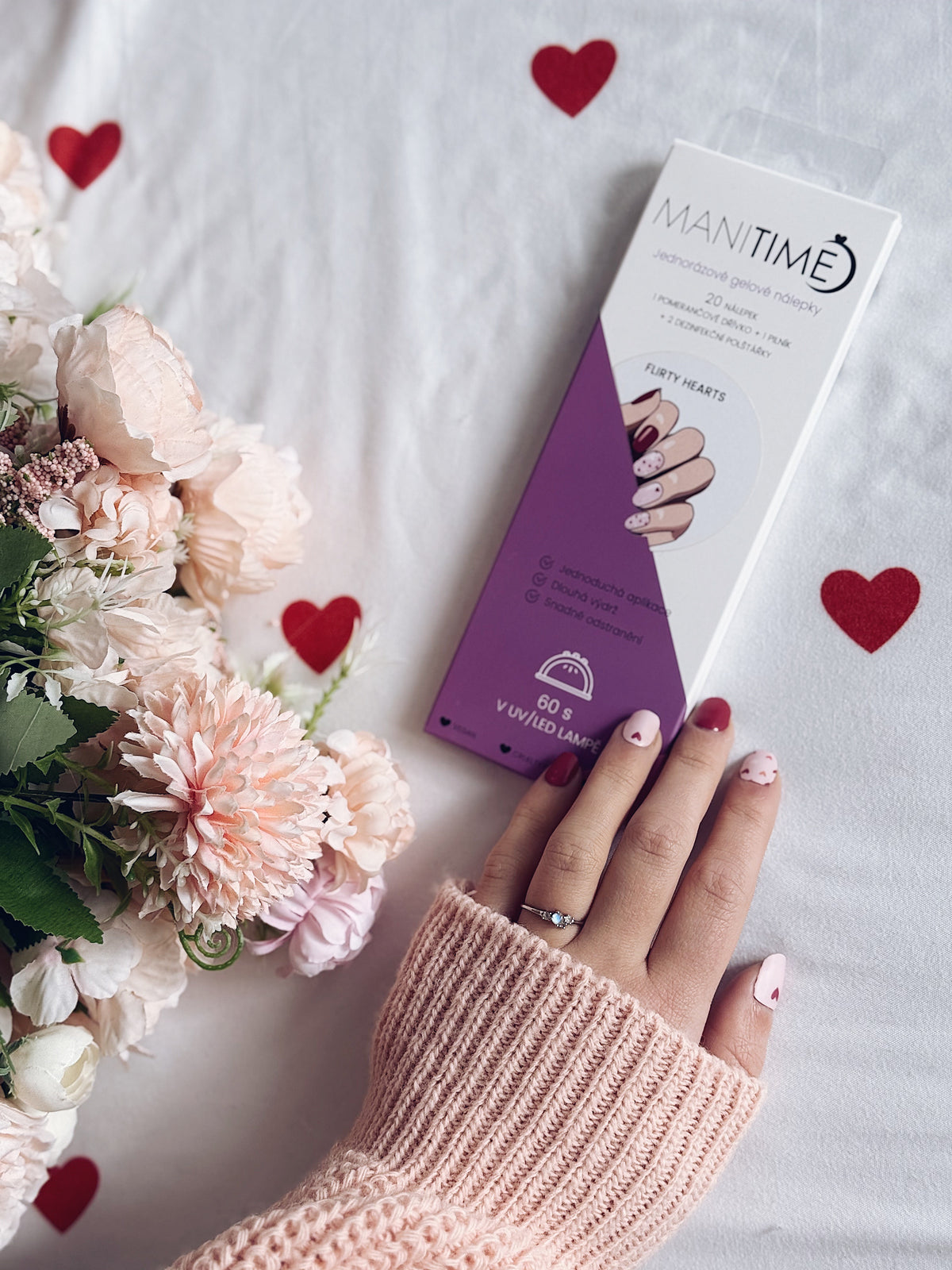 Flirty Hearts semi-cured gel nail strips by MANITIME – detail 3
