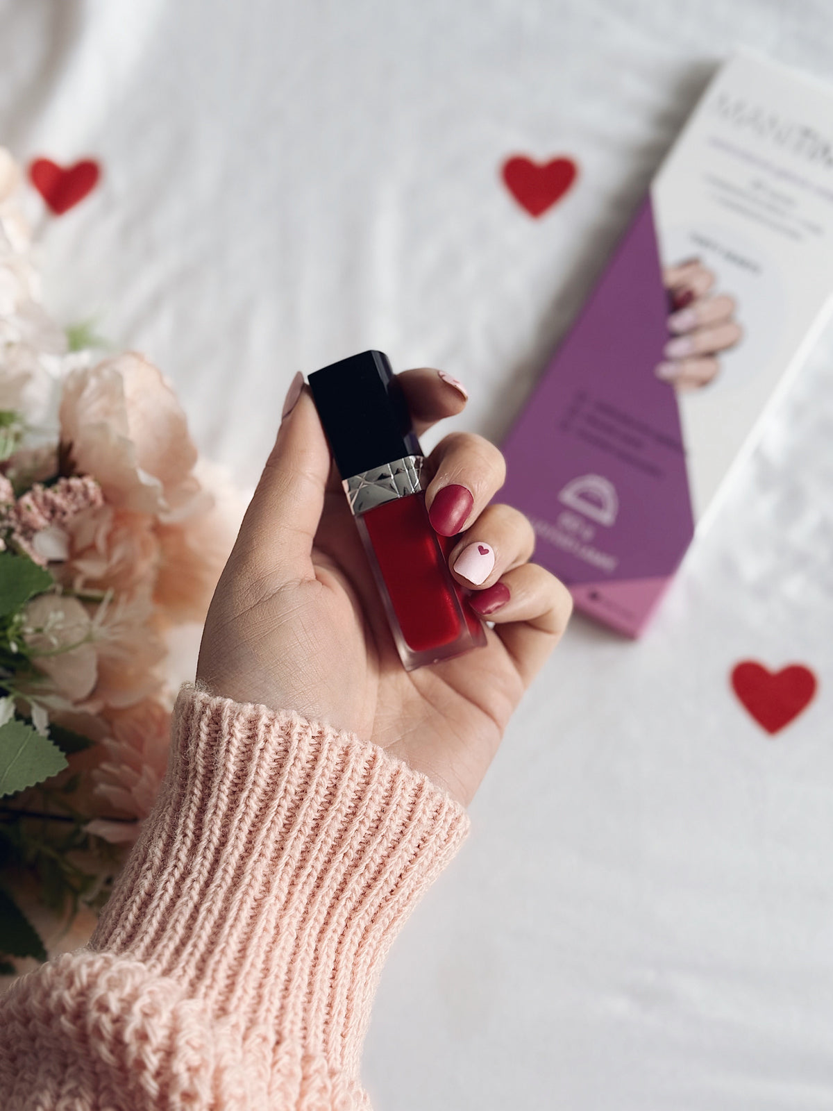 Flirty Hearts semi-cured gel nail strips by MANITIME – detail 4