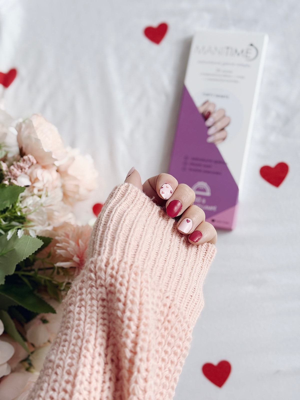 Flirty Hearts semi-cured gel nail strips by MANITIME – detail 2