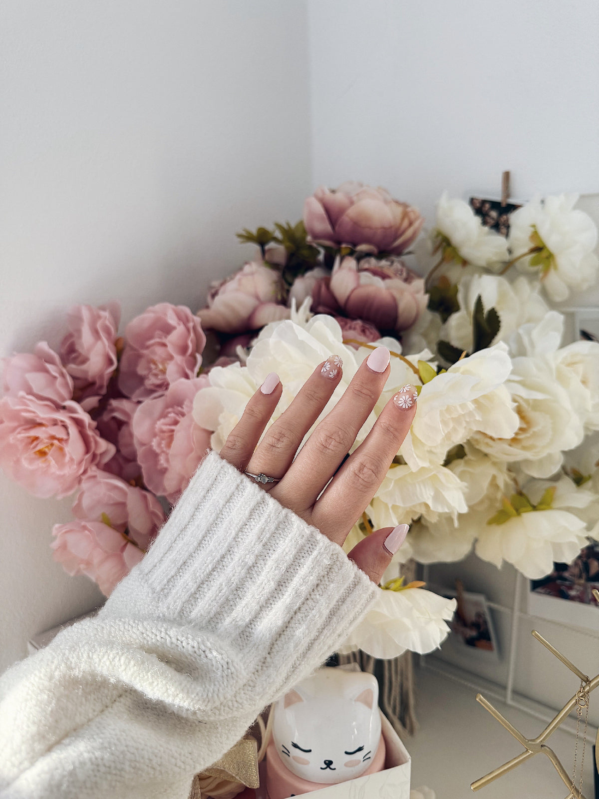 Delicate Daisy semi-cured gel nail strips by MANITIME – detail 3