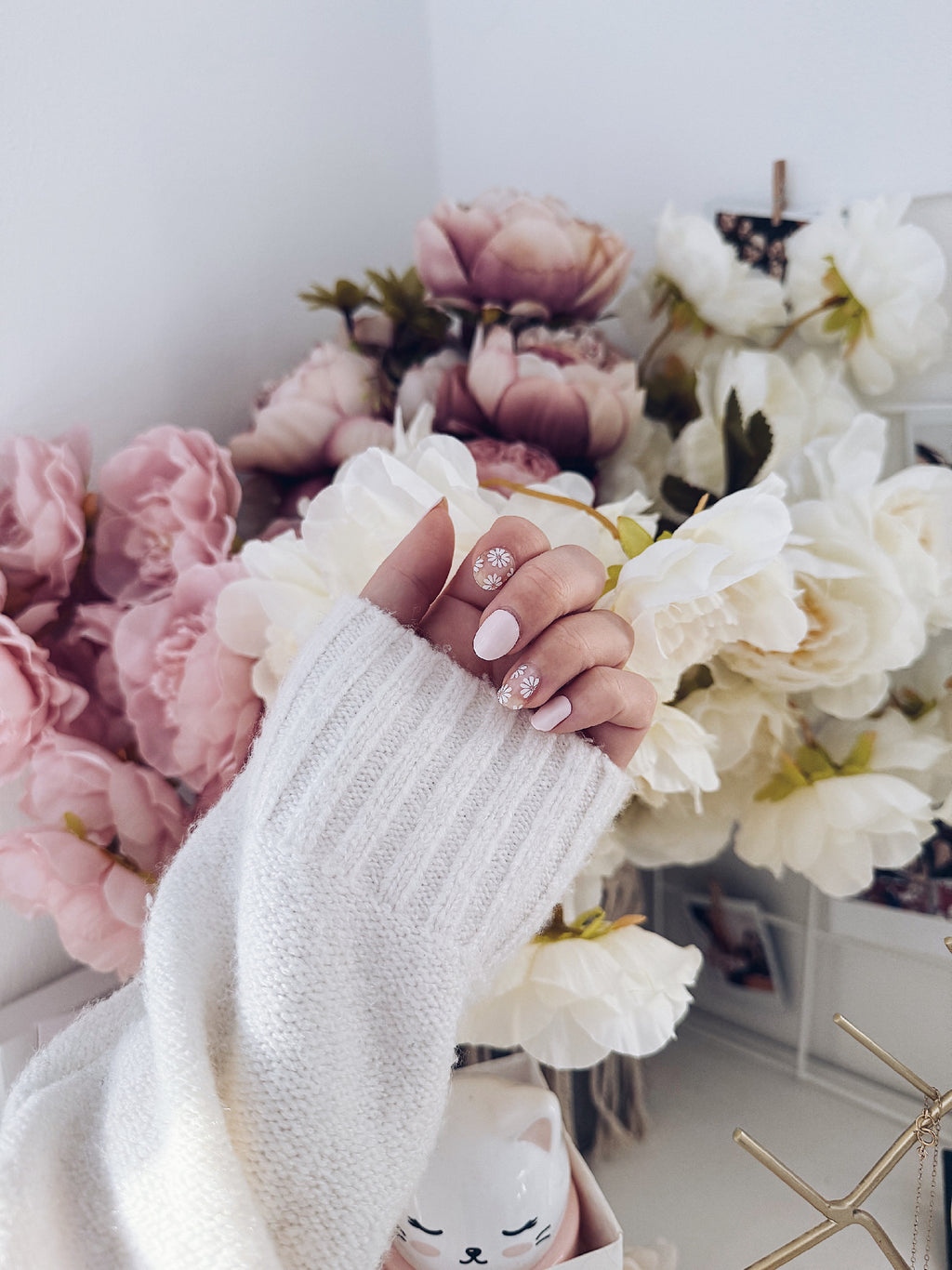 Delicate Daisy semi-cured gel nail strips by MANITIME – detail 4