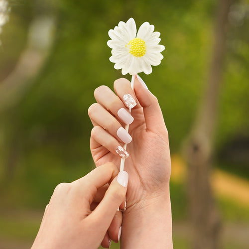 Delicate Daisy semi-cured gel nail strips by MANITIME – detail 2