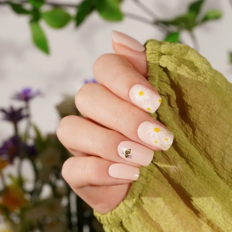Sunny Bee semi-cured gel nail strips by MANITIME – detail 2
